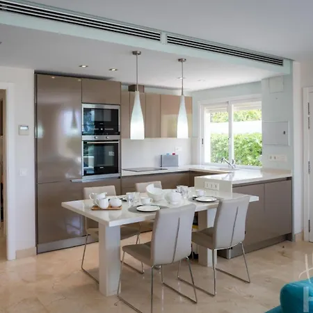 Holidays & Beachfront , Sea Views,3 Bedrooms Апартаменти *