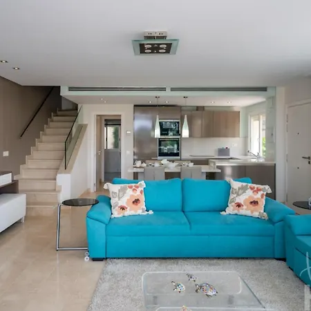 Holidays & Beachfront , Sea Views,3 Bedrooms Апартаменти