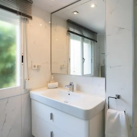 Апартаменти Holidays & Beachfront , Sea Views,3 Bedrooms *