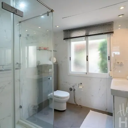 Appartamento Beachfront, Sea Views, Swimming Pool, 3 Bedrooms *