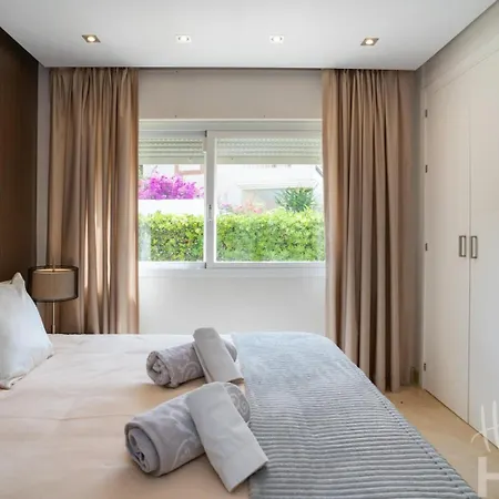 Holidays & Beachfront , Sea Views,3 Bedrooms * Марбелья
