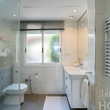 Holidays & Beachfront Neptuno Ii, Garden, Beach, Pool ,elviria ,marbella شقة *