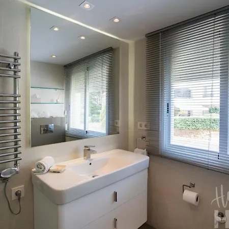 Beachfront, Sea Views, Swimming Pool, 3 Bedrooms *