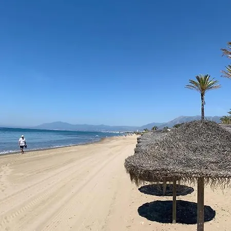 Holidays & Beachfront Neptuno Ii, Garden, Beach, Pool ,elviria ,marbella شقة