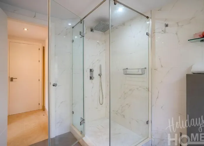 アパート Beachfront, Sea Views, Swimming Pool, 3 Bedrooms マルベーリャ