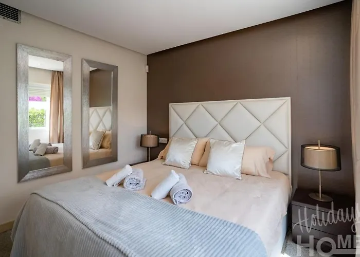 Beachfront, Sea Views, Swimming Pool, 3 Bedrooms *