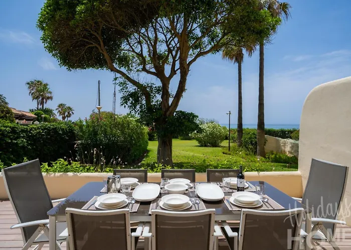 Beachfront, Sea Views, Swimming Pool, 3 Bedrooms Apartment *