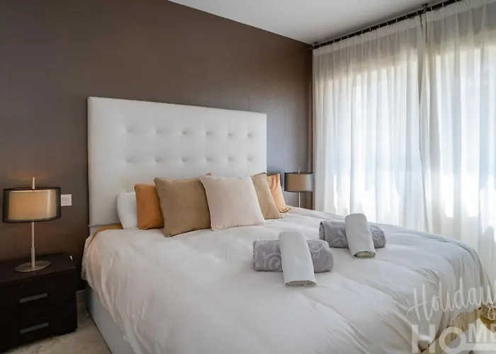 Beachfront, Sea Views, Swimming Pool, 3 Bedrooms *