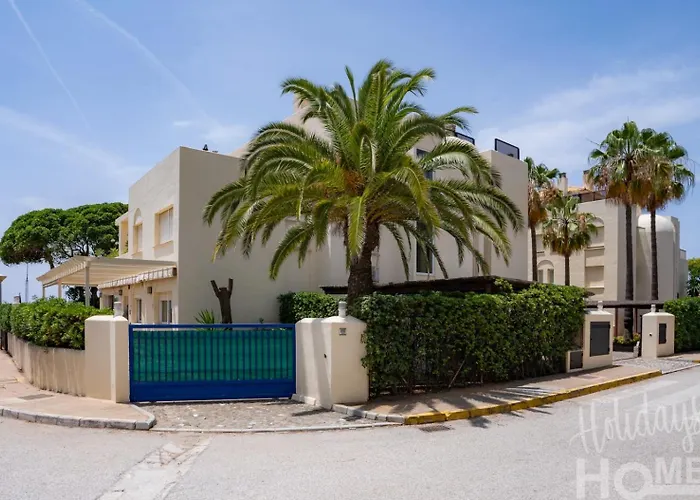 Beachfront, Sea Views, Swimming Pool, 3 Bedrooms * מארבלה