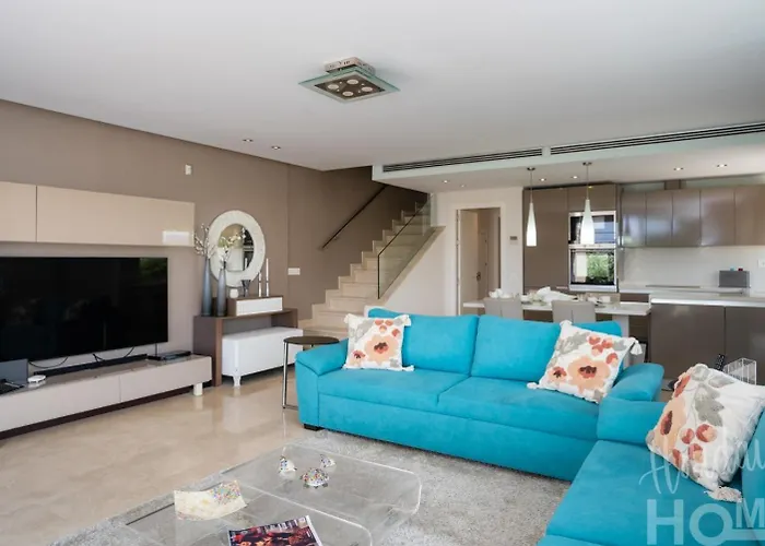 Beachfront, Sea Views, Swimming Pool, 3 Bedrooms *