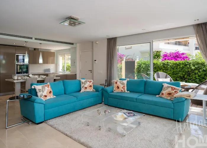Beachfront, Sea Views, Swimming Pool, 3 Bedrooms Marbella