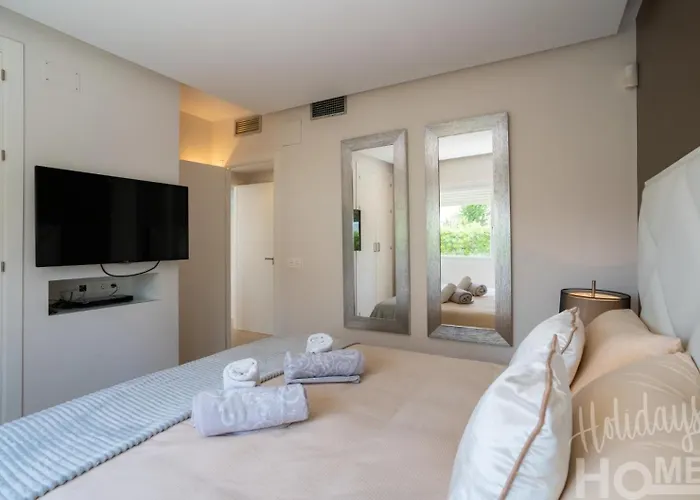 Beachfront, Sea Views, Swimming Pool, 3 Bedrooms Apartment Marbella