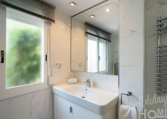Beachfront, Sea Views, Swimming Pool, 3 Bedrooms מארבלה