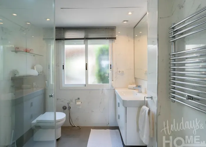 Beachfront, Sea Views, Swimming Pool, 3 Bedrooms דירה *