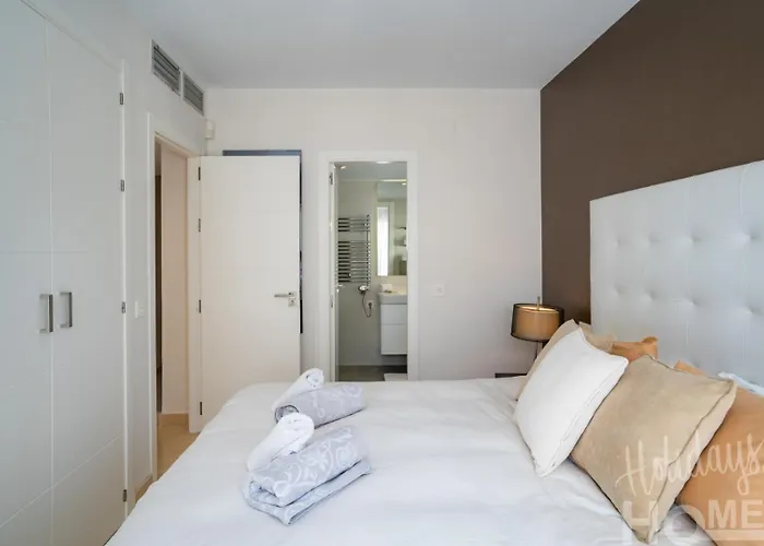 Beachfront, Sea Views, Swimming Pool, 3 Bedrooms *