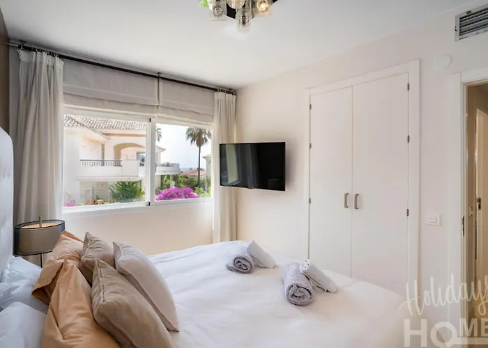 Beachfront, Sea Views, Swimming Pool, 3 Bedrooms *