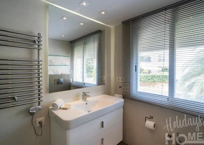 Beachfront, Sea Views, Swimming Pool, 3 Bedrooms *