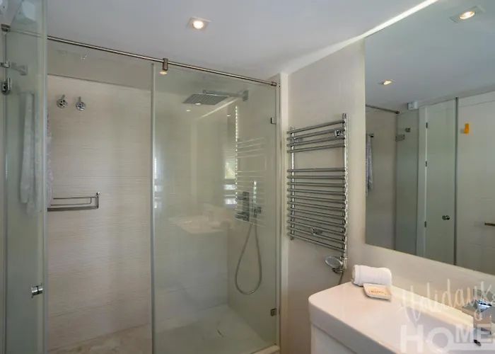 Apartment Beachfront, Sea Views, Swimming Pool, 3 Bedrooms *