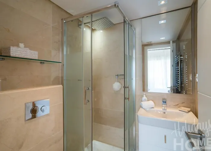 Beachfront, Sea Views, Swimming Pool, 3 Bedrooms מארבלה