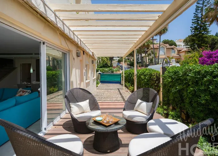 Beachfront, Sea Views, Swimming Pool, 3 Bedrooms *