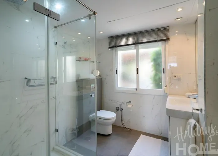 شقة Beachfront, Sea Views, Swimming Pool, 3 Bedrooms *