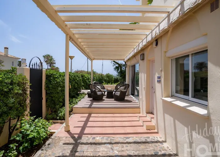 Beachfront, Sea Views, Swimming Pool, 3 Bedrooms Apartman *
