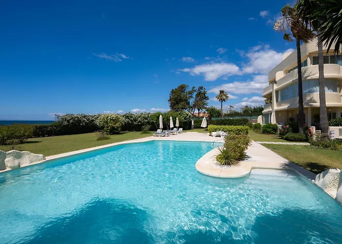 Beachfront, Sea Views, Swimming Pool, 3 Bedrooms *
